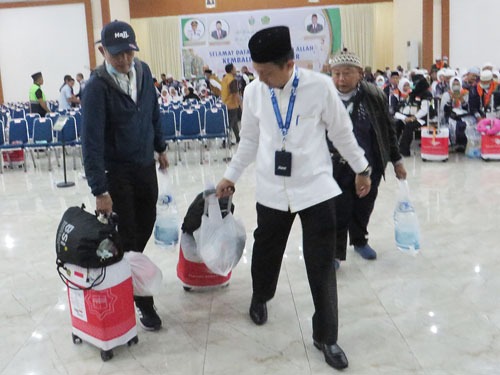 Foto-foto Jamaah Haji Kloter 6 Langkat Tiba Tengah Malam Di Asrama Haji Medan