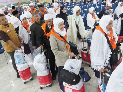 Foto-foto Jamaah Haji Kloter 6 Langkat Tiba Tengah Malam Di Asrama Haji Medan