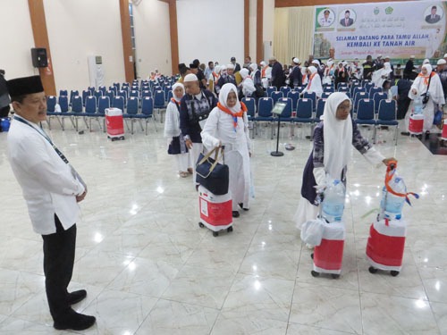 Foto-foto Jamaah Haji Kloter 6 Langkat Tiba Tengah Malam Di Asrama Haji Medan