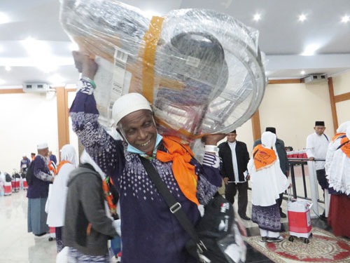 Foto-foto Jamaah Haji Kloter 6 Langkat Tiba Tengah Malam Di Asrama Haji Medan