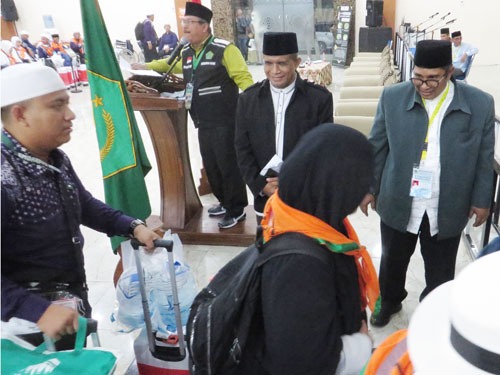 Foto-foto Jamaah Haji Kloter 6 Langkat Tiba Tengah Malam Di Asrama Haji Medan