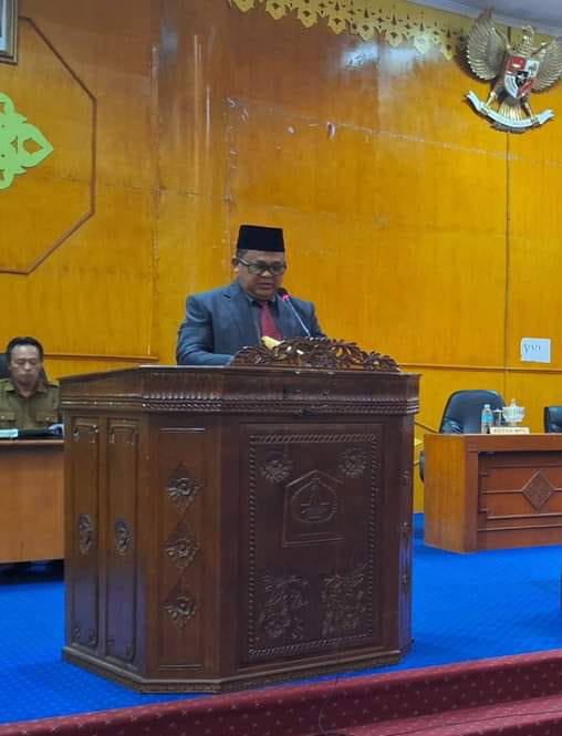 Pj. Bupati Aceh Tamiang Drs. Asra memberikan jawaban atas pandangan umum anggota dewan dan Fraksi-fraksi di DPRK Aceh Tamiang, Selasa (4/6/2024). Waspada/Muhammad Hanafiah