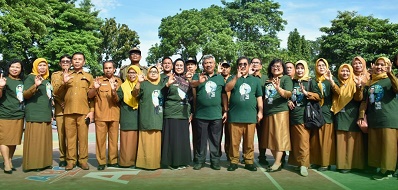 KADIS Lingkungan Hidup Muhammad Husni foto bersama siswa dan guru SMAN 13 usai menyerahkan bibit pohon. Waspada/ME Ginting