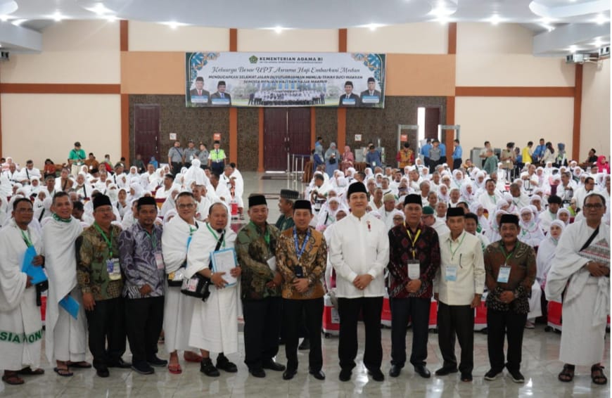 PLH. Kepala Kantor Kementerian Agama Kota Medan H. Untung Nasution, M.Hi dampingi Tokoh Masyarakat Sumatera Utara Rahmat Shah, Kakanwil Kemenagsu Ahmad Qosbi SAg, MM dan undangan lainnya. Waspada/Anum Saskia