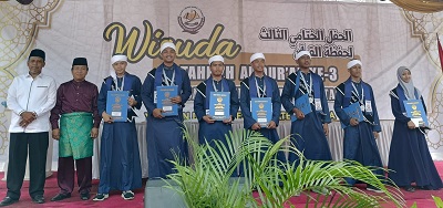 PARA santri Pondok Pesantren (Ponpes) Ulumul Qur'an Medan, di Jalan Timor Ujung Medan berfoto bersama usai mengikuti wisuda tahfiz Al Qur'an Angkatan ke 3 tahun 2024, Sabtu (22/6). Waspada/Ist