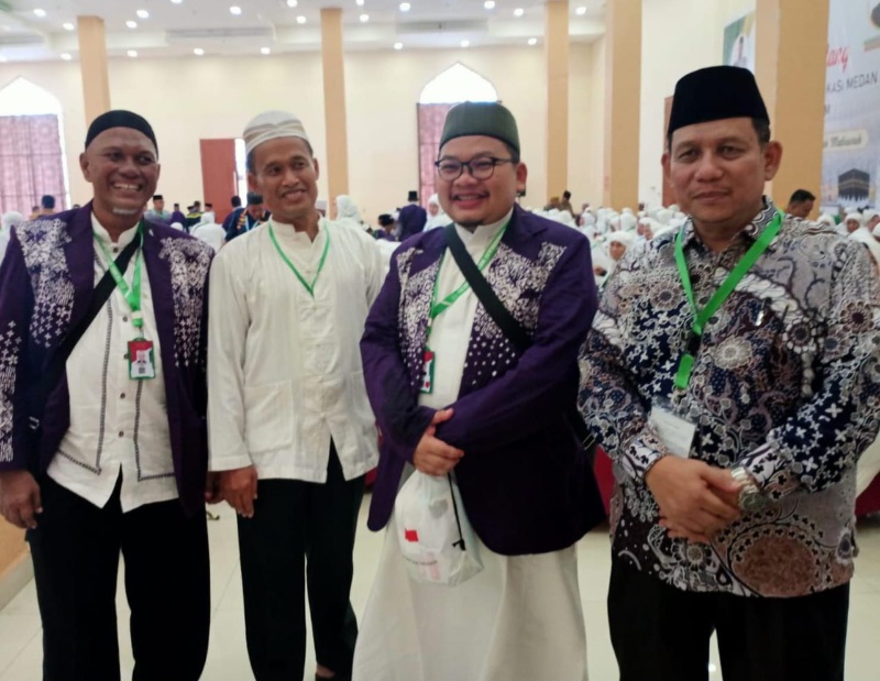 PIMPINAN KBIHU Hijir Ismail, H. Fahru Rochman (2 dari kanan) foto bersama pembimbing, jemaah dan petugas haji saat jemaah calon haji Kloter 23 tiba di Asrama Haji Medan, Kamis (6/6). Waspada/Surya Efendi