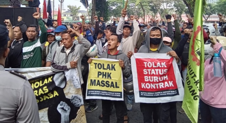 PEKERJA PT Sawawood menggelar aksi demo di depan gedung DPRD Sumut, Jumat (7/6). Waspada/Partono Budy