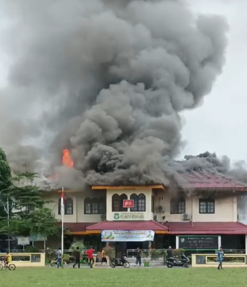 KOBARAN api meludeskan Lantai II Kantor Camat Medan Area di Jl. Rahmadsyah Kelurahan Kotamatsum I Kecamatan Medan Area, Sabtu (15/6). Waspada/Ist