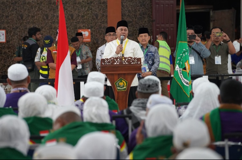 KETUA Panitia Penyelenggara Ibadah Haji (PPIH) Debarkasi Medan H. Ahmad Qosbi, S.Ag, MM saat menyambut jamaah haji di Aula 1 Madinatul Hujjaj. Waspada/Anum Saskia