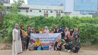 KELOMPOK 2 Kontribusi Sosial Modul Nusantara Program Pertukaran Mahasiswa (PMM 4) Universitas Sumatera Utara (USU) mengadakan kegiatan edukasi bencana banjir di Daerah Aliran Sungai (DAS) Deli, Medan. Waspada/Ist