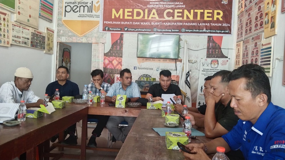 Komisioner KPU Kabupaten Padanglawas rapat koordinasi dengan tim media center di Sekretariat KPU Padanglawas. (Waspada/Idaham Butar Butar/B)