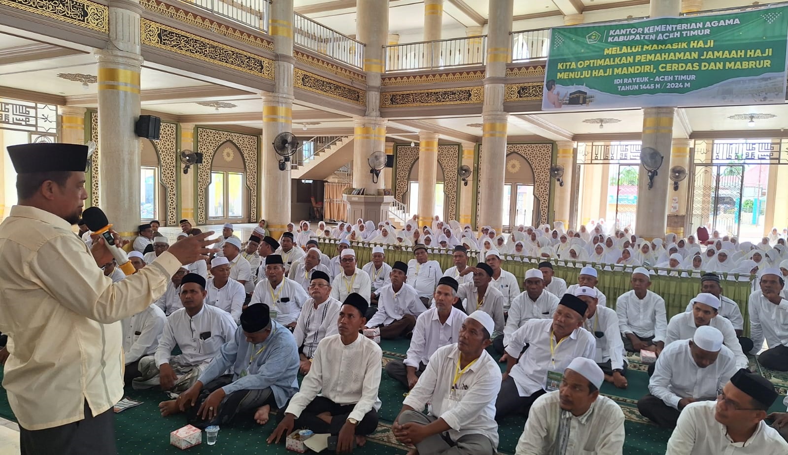 Kasi PHU Kankemenag Aceh Timur, H Muzakir, membimbing Jamaah Calhaj Tahun 2024 di Masjid Agung Darussalihin Idi, baru-baru ini. Waspada/H. Muhammad Ishak