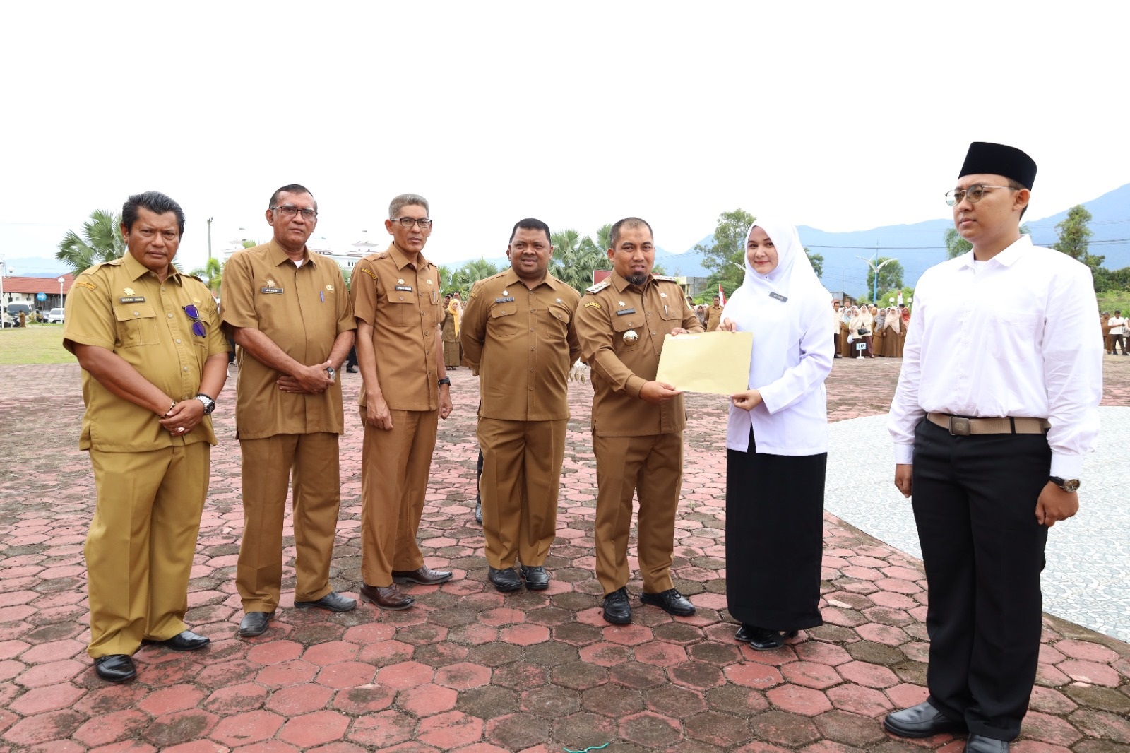 Pj Bupati Aceh Besar Muhammad Iswanto menyerahkan Surat Keputusan Pegawai Pemerintah dengan Perjanjian Kerja (PPPK) kepada 93 orang pegawai di lingkungan Pemerintah Kabupaten Aceh Besar, Senin (3/6). (Waspada/Ist)