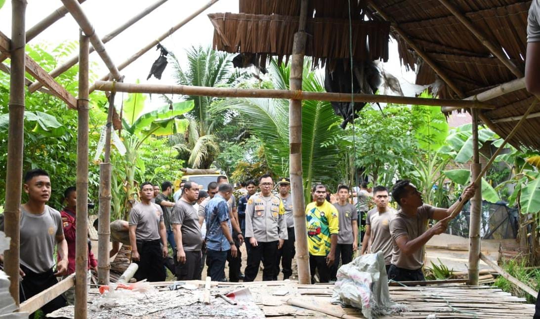 Kapolres Aceh Timur AKBP Nova Suryandaru SIK (tengah) memimpin bedah RTLH milik Sakdiah di Gampong Jawa, Idi Rayeuk, Aceh Timur, Jumat (7/6). Waspada/H. Muhammad Ishak