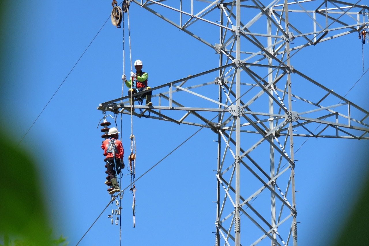 PLN berhasil pulihkan jaringan transmisi SUTET (Saluran Udara Tegangan Ekstra Tinggi), 275 kV yang terhubung dengan sejumlah wilayah di Pulau Sumatera yang mengalami gangguan. Pasokan listrik ke Aceh, Jumat (7/6) pukul 12.21 Wib sudah kembali normal. (Waspada/Ist)