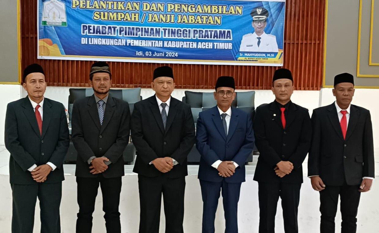 Pj. Bupati Aceh Timur, Ir. Mahyuddin M.Si, berfoto dengan lima pejabat eselon II usai pelantikan dan pengambilan sumpah/janji jabatan di Aula Diklat BKPSDM Aceh Timur di Idi, Senin (3/6). Waspada/H. Muhammad Ishak