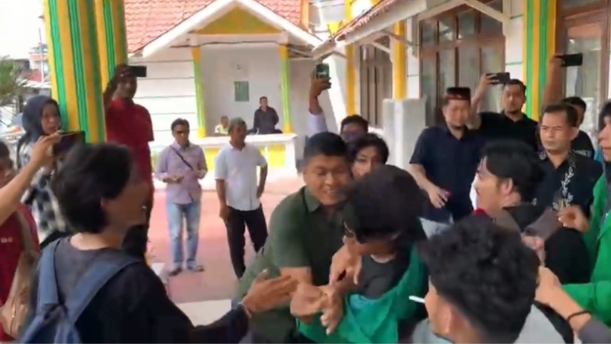 Foto tangkap layar demo protes UKT dan kasus pelecehan seksual di Unimal Kota Lhokseumawe yang berakhir ricuh hingga timbul insiden petugas keamanan kampus yang diduga menggunakan aksi kekerasan saat menghadapi mahasiswa pendemo, Jumat (7/6) lalu. Waspada/Zainuddin. Abdullah