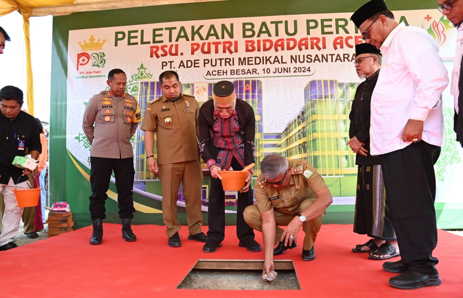 Pj Gubernur Aceh, Bustami Hamzah melakukan peletakan batu pertama pembangunan Rumah Sakit Putri Bidadari Aceh Besar di Gampong Lamreung, Kecamatan Darul Imarah, Aceh Besar, Senin (10/6). (Waspada/Ist)