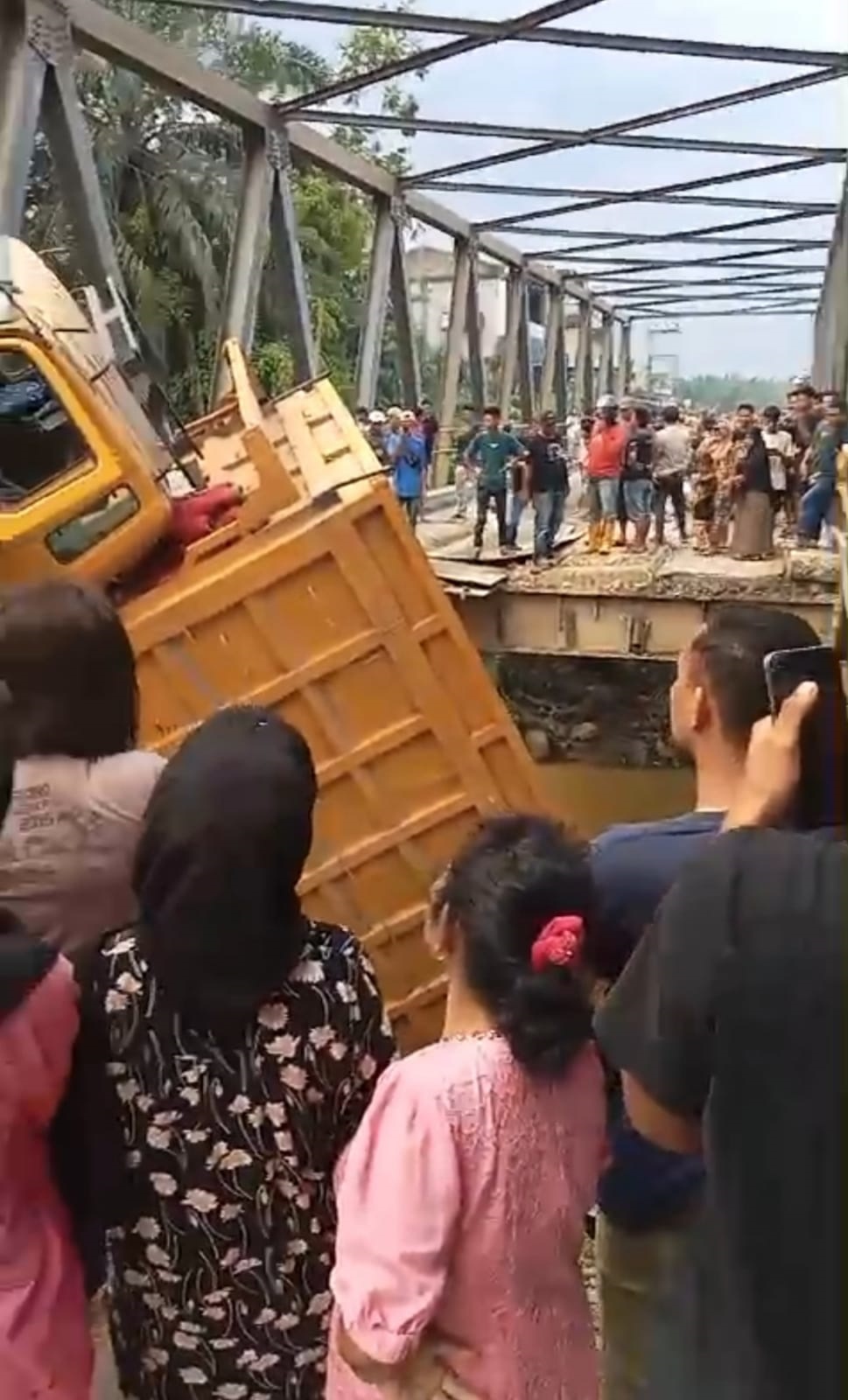 Jembatan Titi Besi Sei Batangserangan ambruk saat dilintasi dump truk bermuatan material bangunan, Selasa (11/6/24) sore sekira pukul 17.30 WIB. Waspada/ist