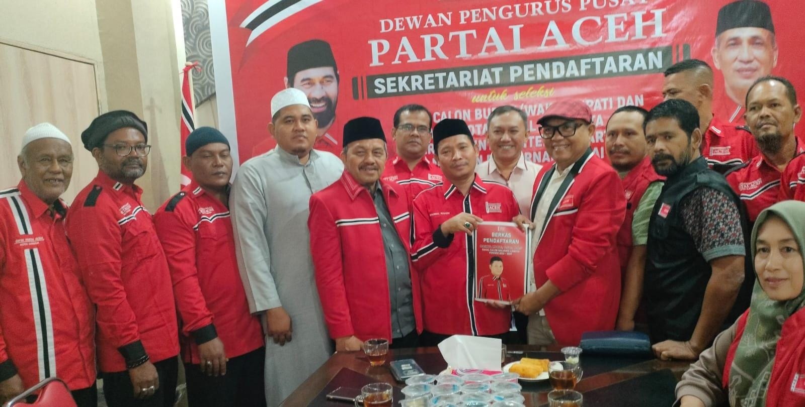 Maimul Mahdi, S.Sos., M.AP saat mendaftar sebagai bakal calon Wali Kota Langsa ke Dewan Pimpinan Pusat Partai Aceh (DPP-PA), Rabu (12/6). Waspada/ist