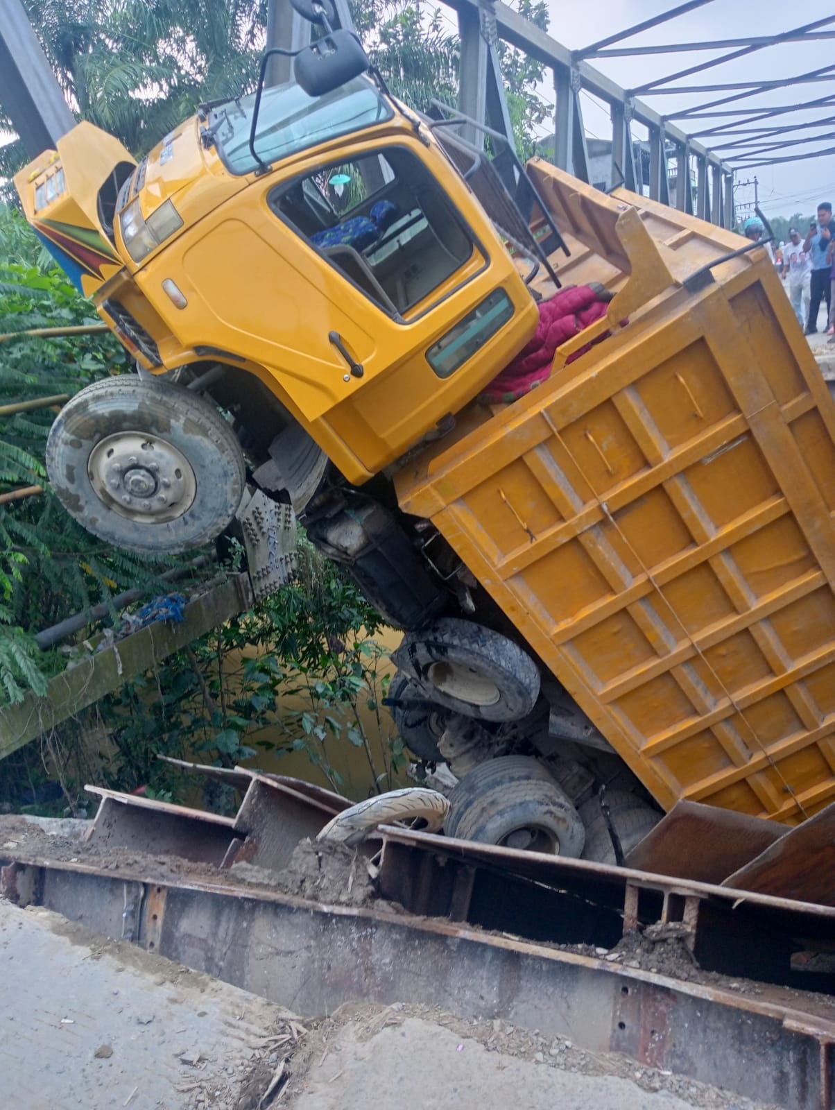 Truk terjungkal ke sungai setelah jembatan yang dilalui ambruk. (Waspada/ist)