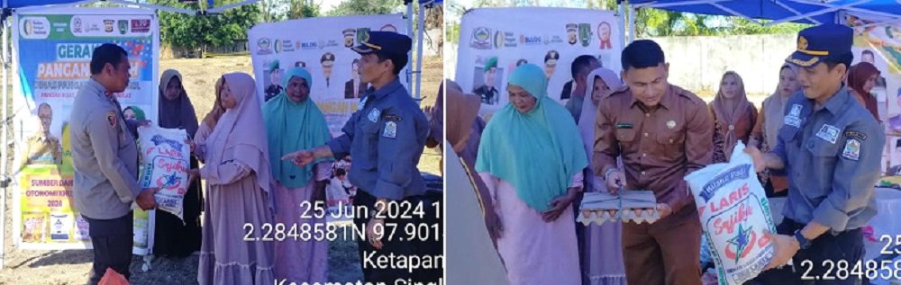 Kapolres AKBP Suprihatiyanto diikuti Sekda Ahmad Rivai dan pejabat lainnya menyerahkan paket sembako murah kepada masyarakat yang menerima kupon pembeli pertama, Selasa (25/6). WASPADA/Dinas Pangan