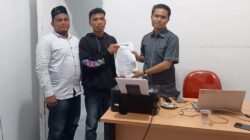 Ketua HIMMAH Palas Syaripudin Daulay bersama koordinator aksi Syukur Harahap menyerahkan laporan dugaan Pungli rekrutmen PPK dan PPS Pilkada Palas 2024 kepada staf Bawaslu Palas, Kamis (27/6) (Waspada/Muhammad Satio)