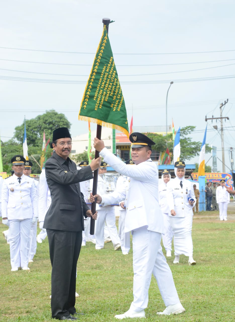 H. Timur Tumanggor saat menjabat Camat Tanjung Morawa menerima menerima tunggul kecamatan terbaik Tahun 2016 tingkat Sumut dari Gubsu HT Erry Nuradi (Waspada Edward Limbong).