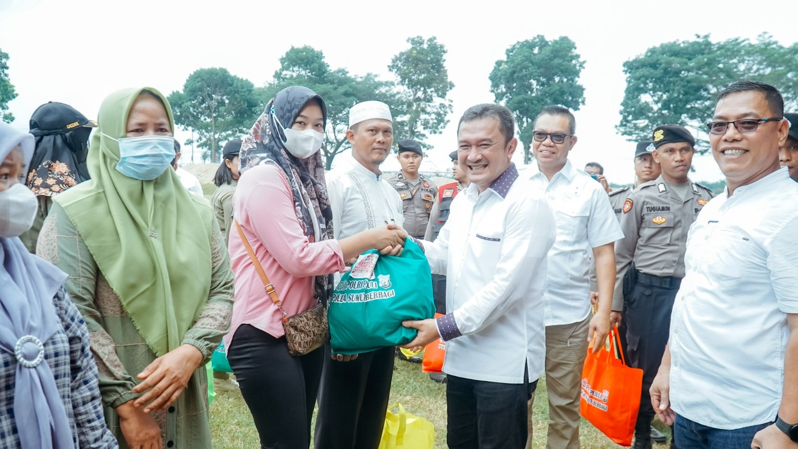 KEGIATAN Baksos AKABRI Alumni 94 melaksanakan bakti sosial di Lapangan Dolok Pop, Desa Perkebunan Dolok, Kecamatan Limapuluh, Batubara.Waspada/Ist