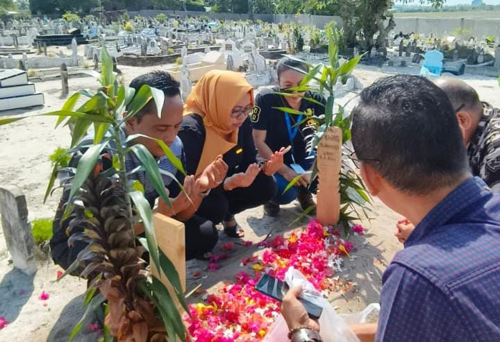 Sri Rusmianawati, Processing Plant Director of PT Aqua farm Nusantara bersama Management berziarah ke makam Alm Jaimi Muhammad. Waspada/ist