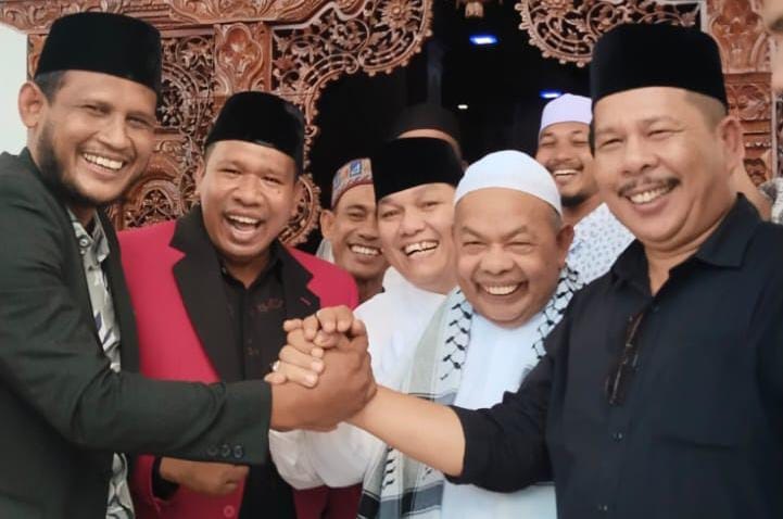 Ulama Kharismatik Aceh, Tgk H Muhammad Ali (2 kanan), mantan Bupati Aceh Timur H Hasballah HM Thaib (kiri), Bacalon Bupati Aceh Timur dari Partai Aceh H Sulaiman atau Haji Tole (2 kiri) dan Ketua DPW PA Kab. Aceh Timur, Zulfadli Aiyub (kanan) salam komando di sela-sela Deklarasi H Muzakir Manaf sebagai Calon Gubernur Aceh dan H Sulaiman sebagai Calon Bupati Aceh Timur dari Partai Aceh di Komplek Dayah Bustanul Huda Julok, Aceh Timur, Senin (3/6). Waspada/Ist.