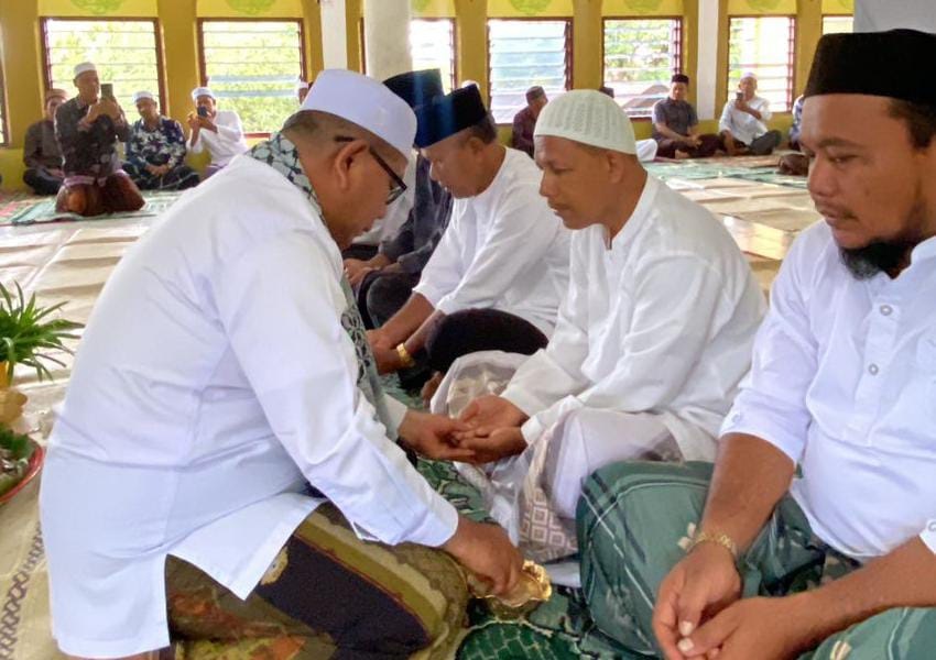 Ketua IPHI Darul Aman, Tgk H Saiful Anwar, melakukan tepung tawar (peusijuek--red) jamaah haji di Lantai II Masjid Besar Baitul Muttaqin Idi Cut, Aceh Timur, Senin (3/6). Waspada/H. Muhammad Ishak