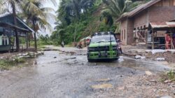 Terlihat dalam gambar, saat mobil pengangkut umum (Mopen) rute Lawe Alas melintasi jalan rusak tersebut dengan ekstra hati-hati. Waspada/Seh Muhammad Amin