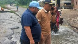 Sekda Yusrizal bersama Kadis PUPR, Sadli ST saat meninjau lokasi jalan rusak di Desa Lawe Sarap. Waspada/Seh Muhammad Amin