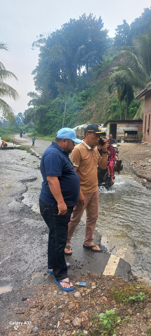 Sekda Yusrizal bersama Kadis PUPR, Sadli ST saat meninjau lokasi jalan rusak di Desa Lawe Sarap. Waspada/Seh Muhammad Amin