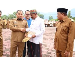 Pj Bupati Aceh Besar Serahkan SK Pengakuan Dan Perlindungan Masyarakat Hukum Adat