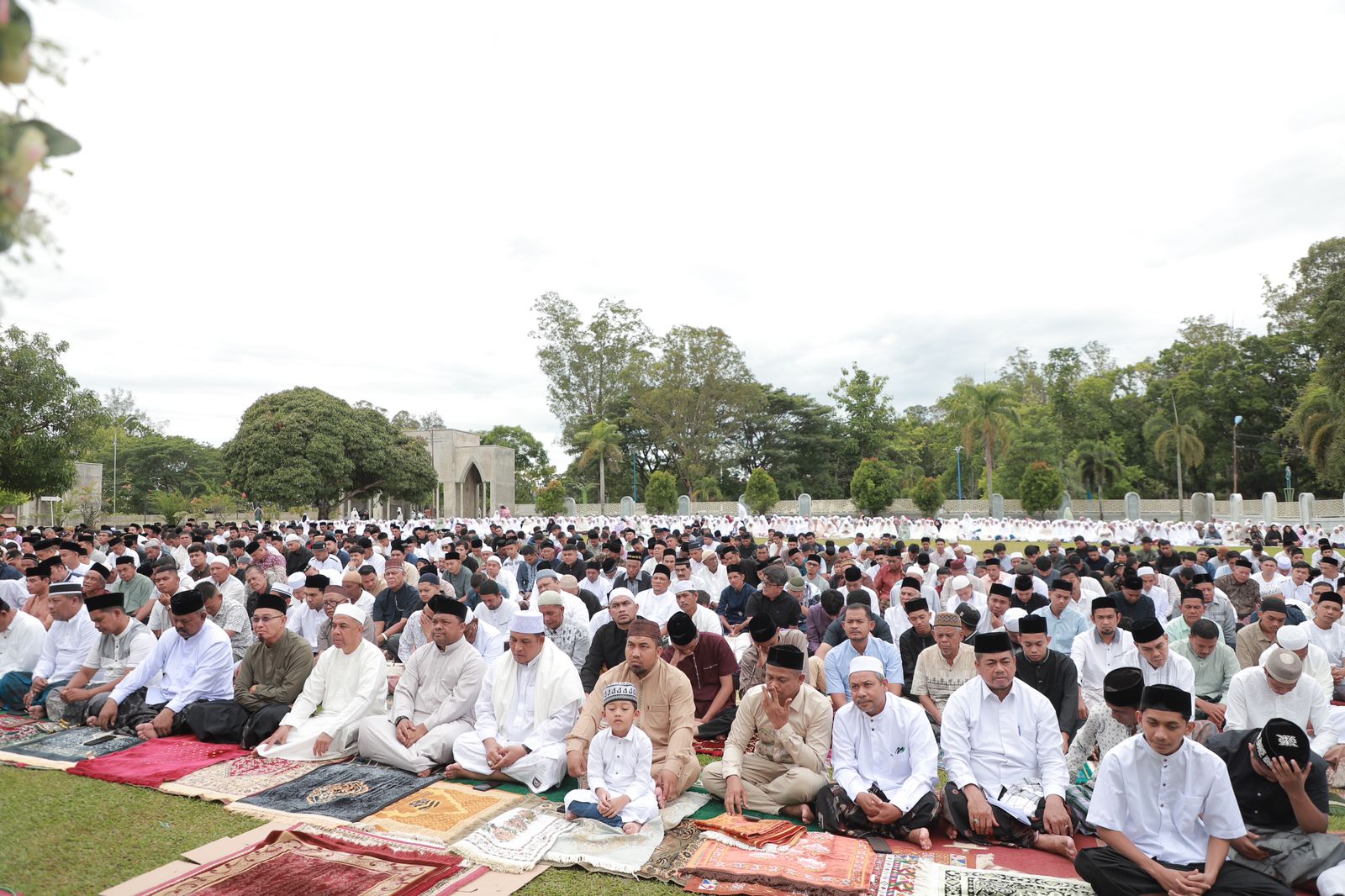 Pj Bupati Aceh Besar Muhammad Iswanto, bersama dengan jajaran ASN dan ribuan masyarakat menunaikan shalat Idul Adha 1445 H di halaman Masjid Al Munawwarah, Kota Jantho, Senin (17/6). (Waspada/Ist)