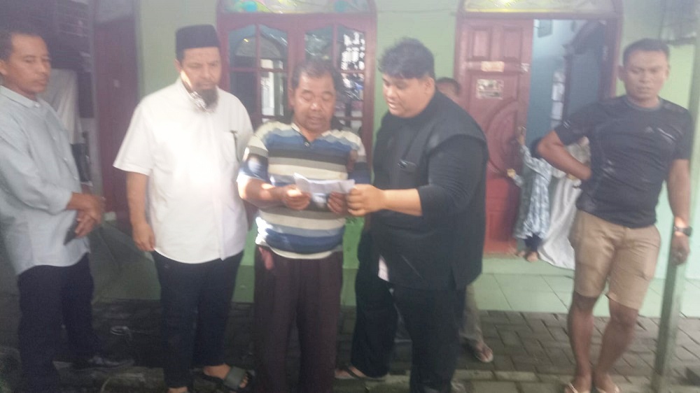 Terlihat siswa yang tergabung di bidang kerohanian agama Islam SMAN 7 Medan beserta guru-guru secara kompak dengan semangat menyembelih hewan kurban dan membagikannya kepada yang berhak.(Waspada/Ist)