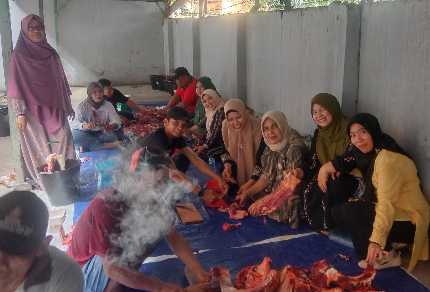 Para alumni SMAN 7 Medan saat proses pemotongan daging kurban untuk dibagikan kepada yang berhak, Selasa (18/6). Waspada/Ist