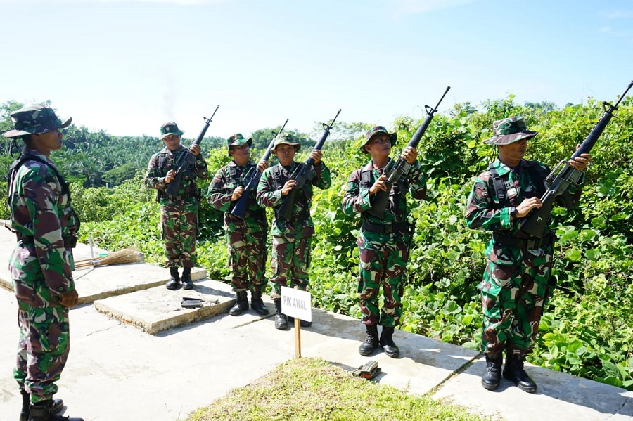 Personel Kodim 0117/ Aceh Tamiang saat mengikuti latihan menembak senjata ringan di lapangan Tembak Makodim pada Rabu (19/6). (Waspada/Yusri).