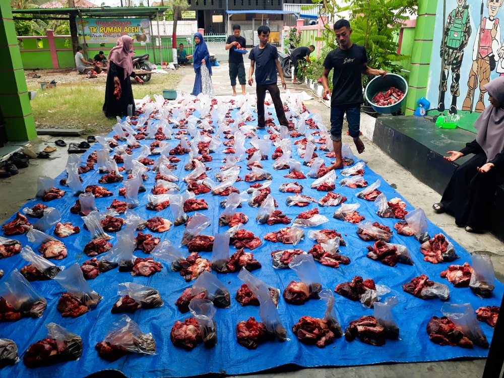 Tim Ruman Aceh sedang memasukkan ke dalam plastik 219 paket daging kurban di basecamp mereka, kawasan Gampong Punge Blang Cut, Banda Aceh, Rabu (19/06/24). Waspada/T.Mansursyah