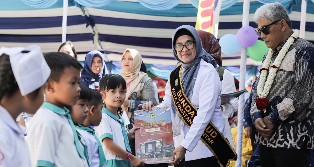 Wali Kota Pematangsiantar Susanti Dewayani (dua kanan) yang juga Bunda PAUD bersama Ketua TP PKK Kusma Erizal Ginting (paling kanan) menghadiri pelepasan siswa-siswi PAUD SAB dengan pengelola TP PKK di lapangan Adam Malik, Rabu (29/6).(Waspada-Ist).