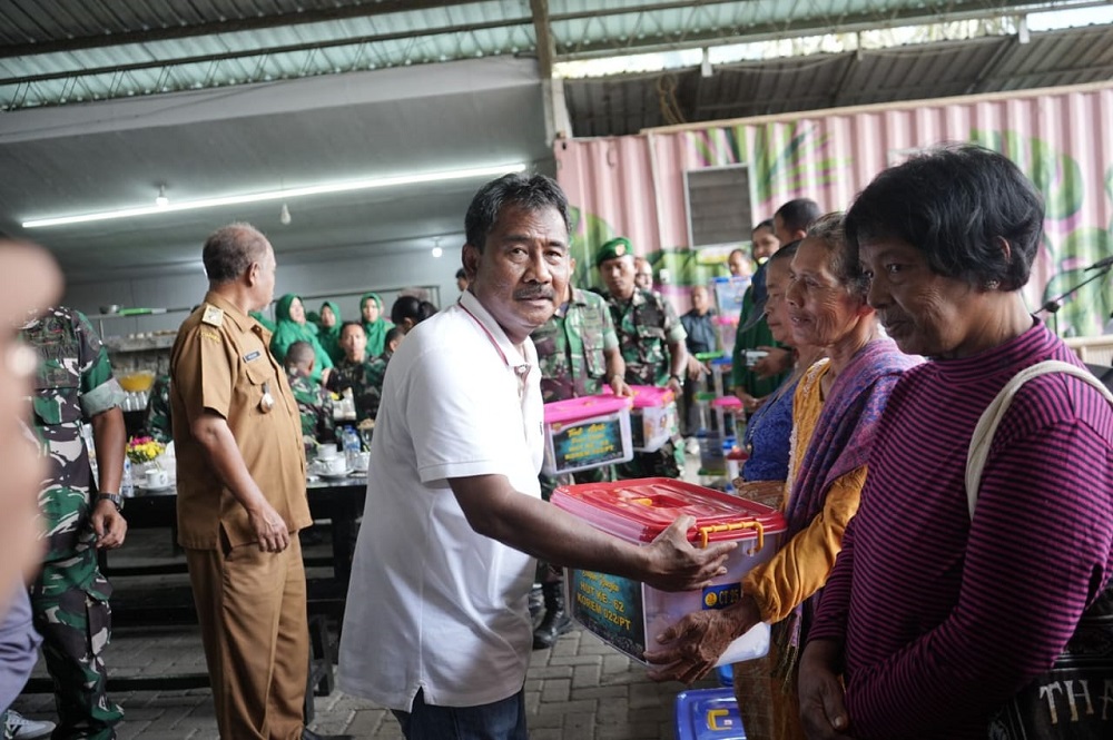 Terlihat Wali Kota Binjai Drs H Amir Hamzah M AP memberikan bingkisan berupa sembako kepada warga. (Waspada/Ist).