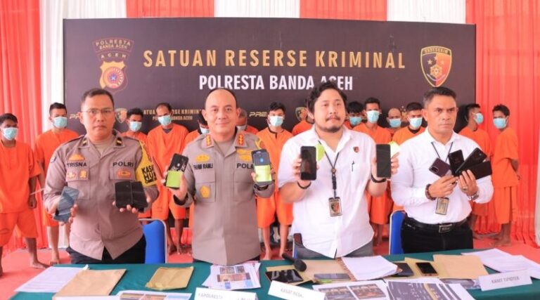 Kapolresta Bamda Aceh Kombes Pol Fahmi Irwan Ramli (dua kiri) didampingi Kasat Reskrim dan Kabid Humas, memperlihatkan barang bukti ya n g disita dari penjudi online yang ditangkap. (Waspada/Zafrullah)