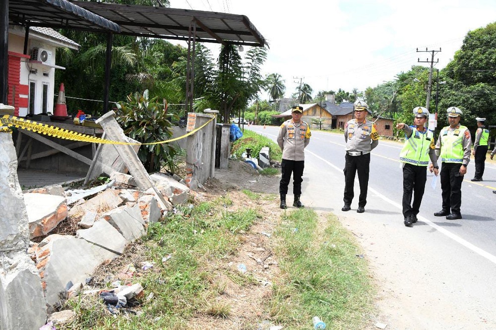 Direktur Lalulintas (Dirlantas) Polda Aceh, Kombes Pol. Muhammad Iqbal Alqudusy, SH, SIK, didampimgi Kapolres Aceh Timur AKBP Nova Suryandaru SIK dan Kasat Lantas Iptu Eko Suhendro SH, meninjau lokasi kecelakaan di Jalinsum Banda Aceh - Medan, Gampong Keude, Peudawa, Aceh Timur, Kamis (20/6). Waspada/H. Muhammad Ishak