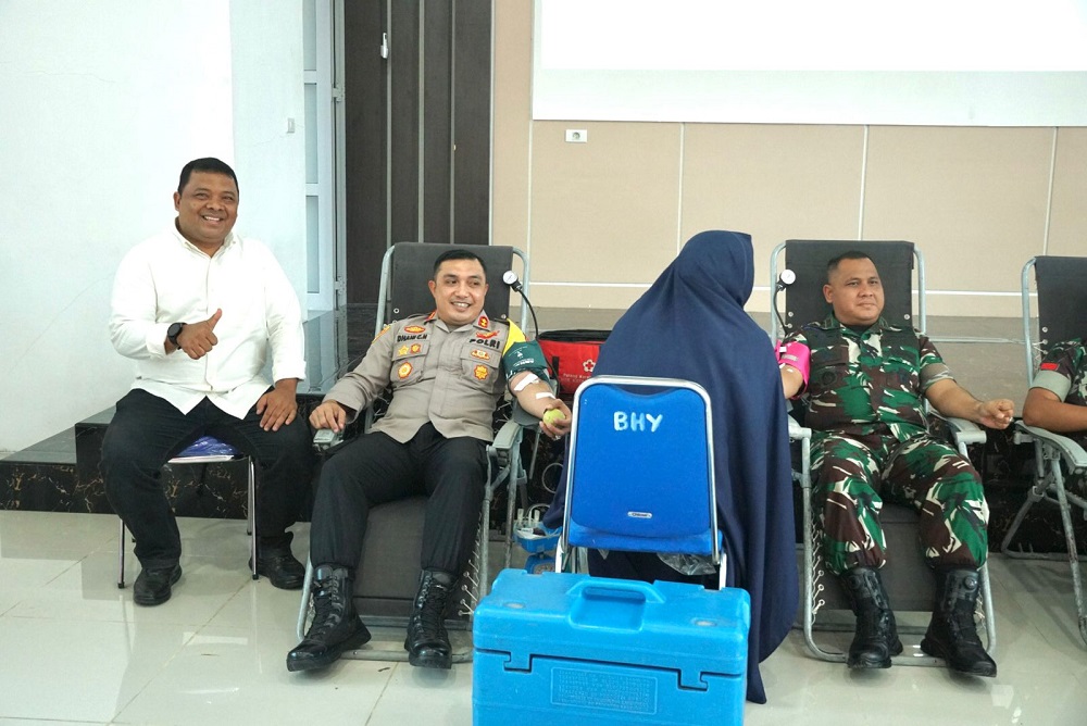 Sekda Aceh Besar Sulaimi mendampingi Kapolres Aceh Besar AKBP Dhani Catra Nugraha saat melakukan donor darah di Aula Satya Haprabu Mapolres, Kota Jantho, Kamis (20/6). (Waspada/Ist)