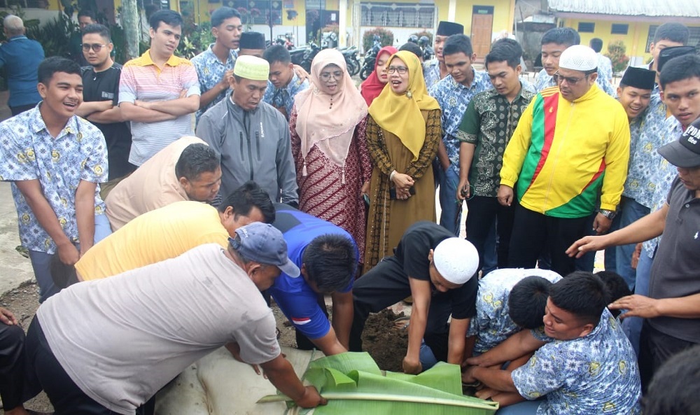 Kepala MAN 1 Padangsidimpuan Dra. Hj. Wasliah Lubis, S.Pd, MA (4 kiri) menyaksikan pemotongan lembu kurban di MAN 1 Padangsidimpuan, Rabu (19/6).Waspada/ist.