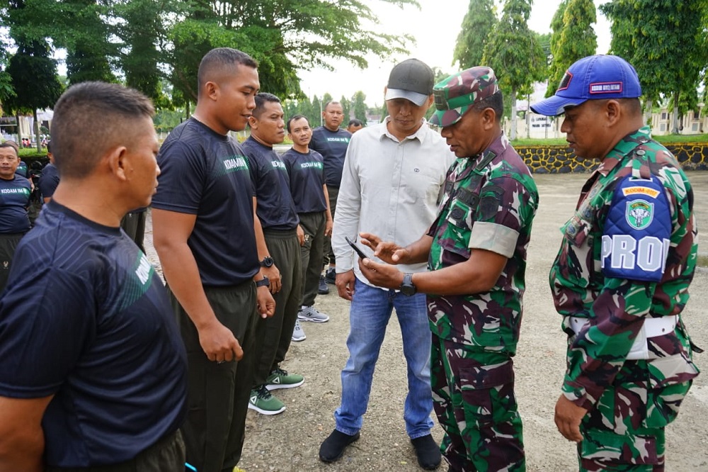 Pemeriksaan handphone prajurit dan PNS Kodim 0117/Aceh Tamiang dalam upaya menegakkan disiplin dan memerangi maraknya permainan judi online, Jumat (21/6). (Waspada/Yusri)