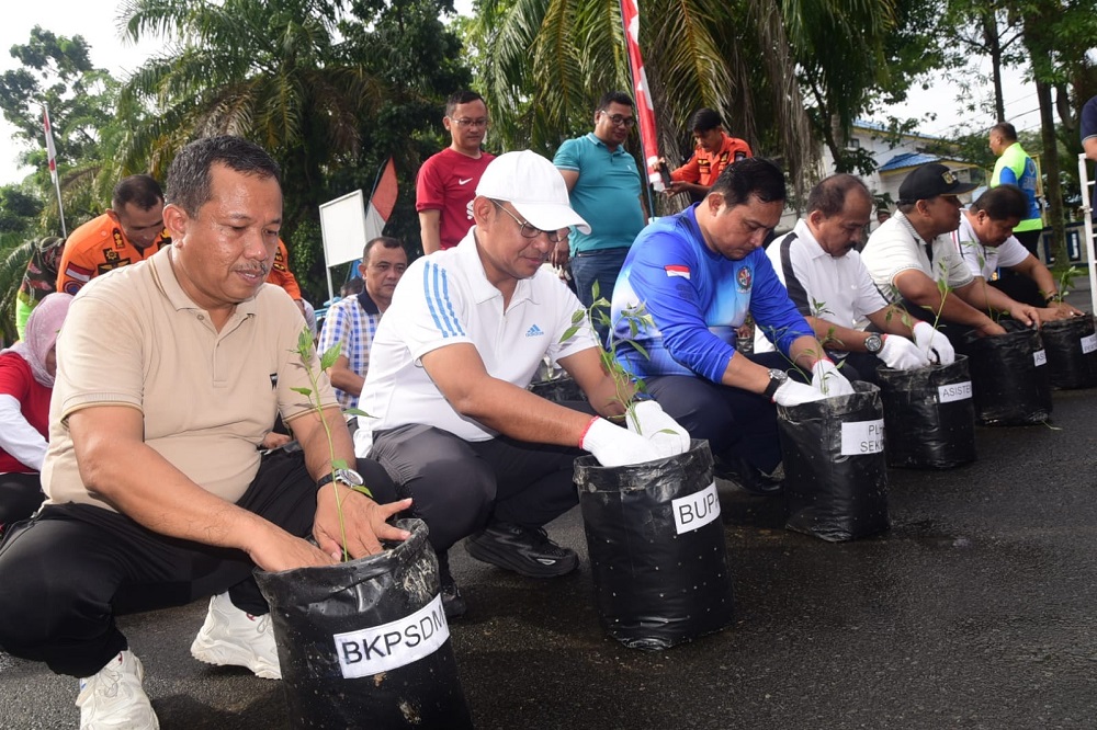 Pj. Bupati Deliserdang Ir.Wiriya Alrahman, MM, (2 kiri) didampingi Plh.Sekdakab Deliserdang Dr.H.Citra Effendi Capah dan lainnya saat menanam cabai pada Launching Gerakan Menanam Cabai di halaman Kantor BKPSDM Deliserdang, Jum’at (21/6). (Waspada/Khairul K Siregar/B)