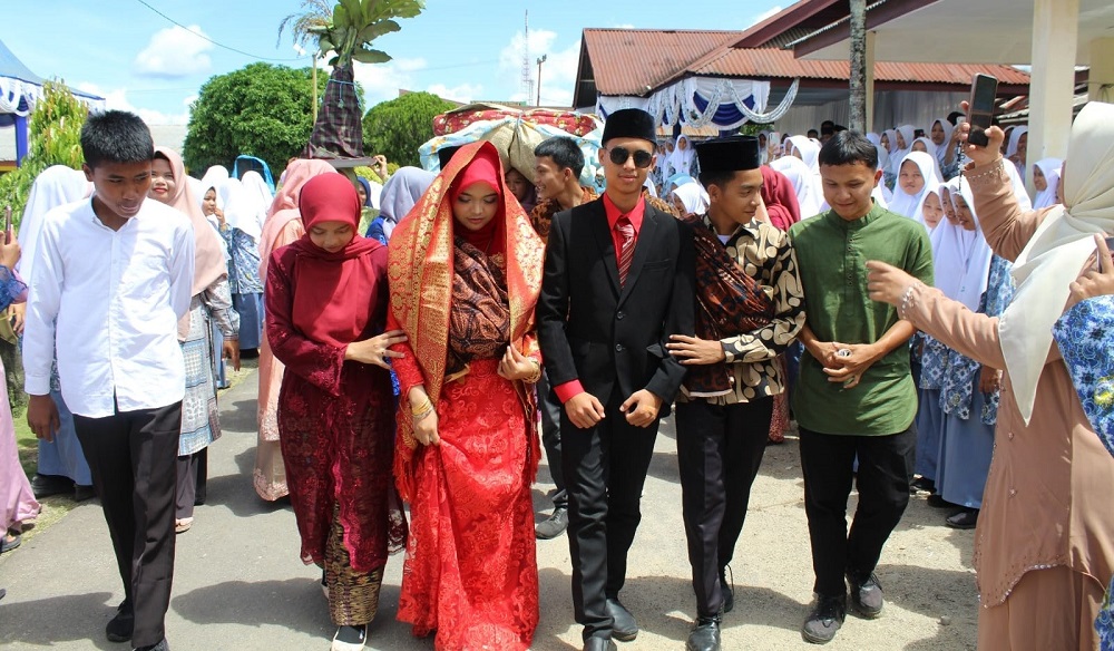 Siswa MAN 1 Padangsidimpuan peragakan proses adat pernikahan dalam pentas seni tradisi markobar dalam pernikahan dalam adat Tapsel di MAN 1 Padangsidimpuan, Rabu (19/6), Waspada/ist.